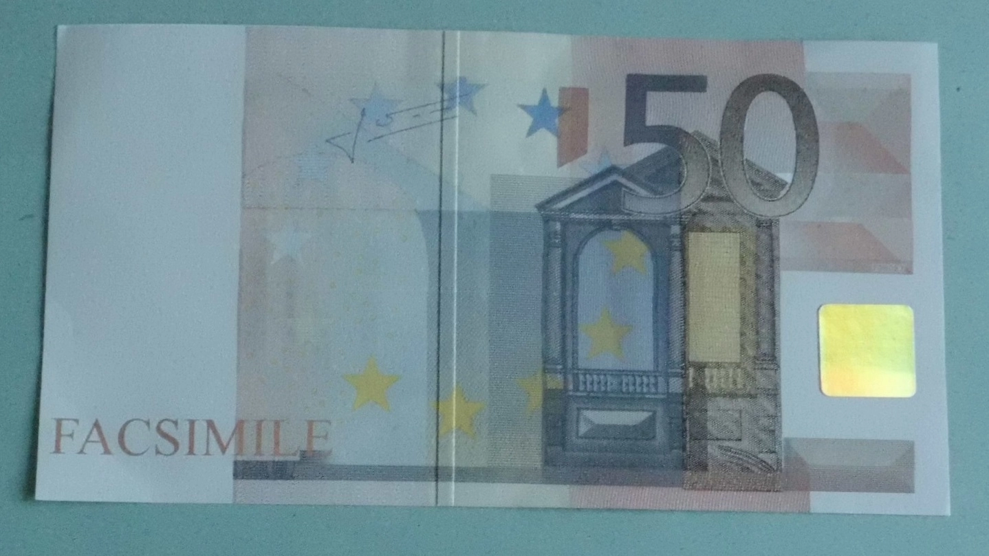 Una delle banconote da 50 euro fac-simile trovate nel cambiamonete