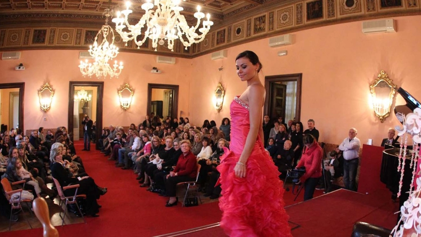 Una sfilata di moda a palazzo Sersanti (foto Isolapress)