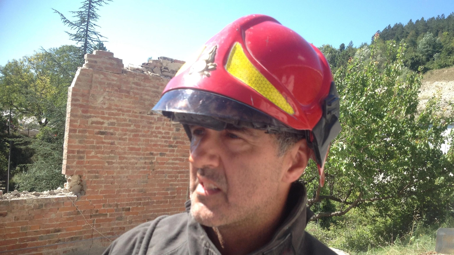Terremoto, Angelo Moroni, il vigile del fuoco che ha salvato la piccola Giorgia (Ansa)