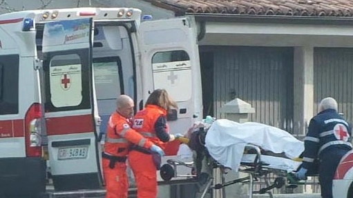 SOCCORSO I volontari della Cri caricano un ferito sull’ambulanza