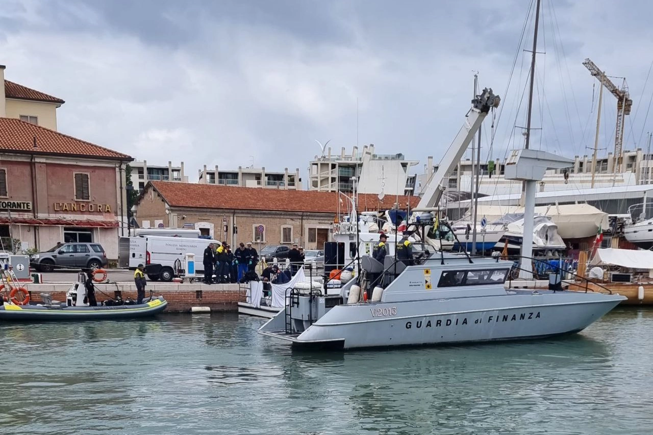 La Guardia costiera che ha ritrovato il corpo senza vita dell'uomo disperso col pattino torna in porto a Rimini