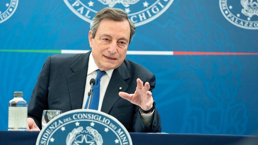 Mario Draghi in conferenza stampa (Ansa)