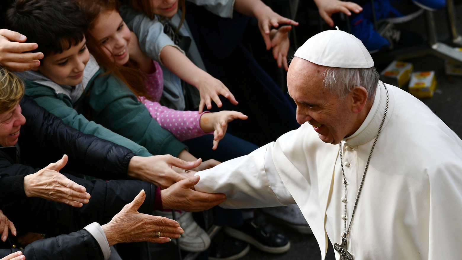 Fuori programma per Bergoglio durante la sua visita a Carpi (Afp)