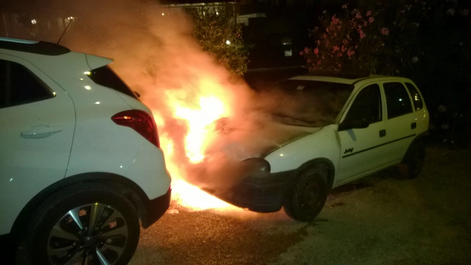 L'auto ha preso fuoco forse per un guasto elettrico