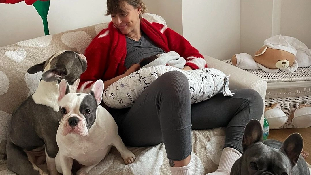 Federica Pellegrini ha pubblicato su Instagram un foto che la ritrae in compagnia dei suoi bulldog francesi mentre tiene tra le braccia la piccola Matilde