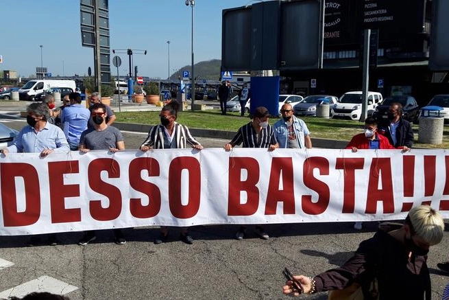 Ristoratori in protesta sulla A1 a Bologna