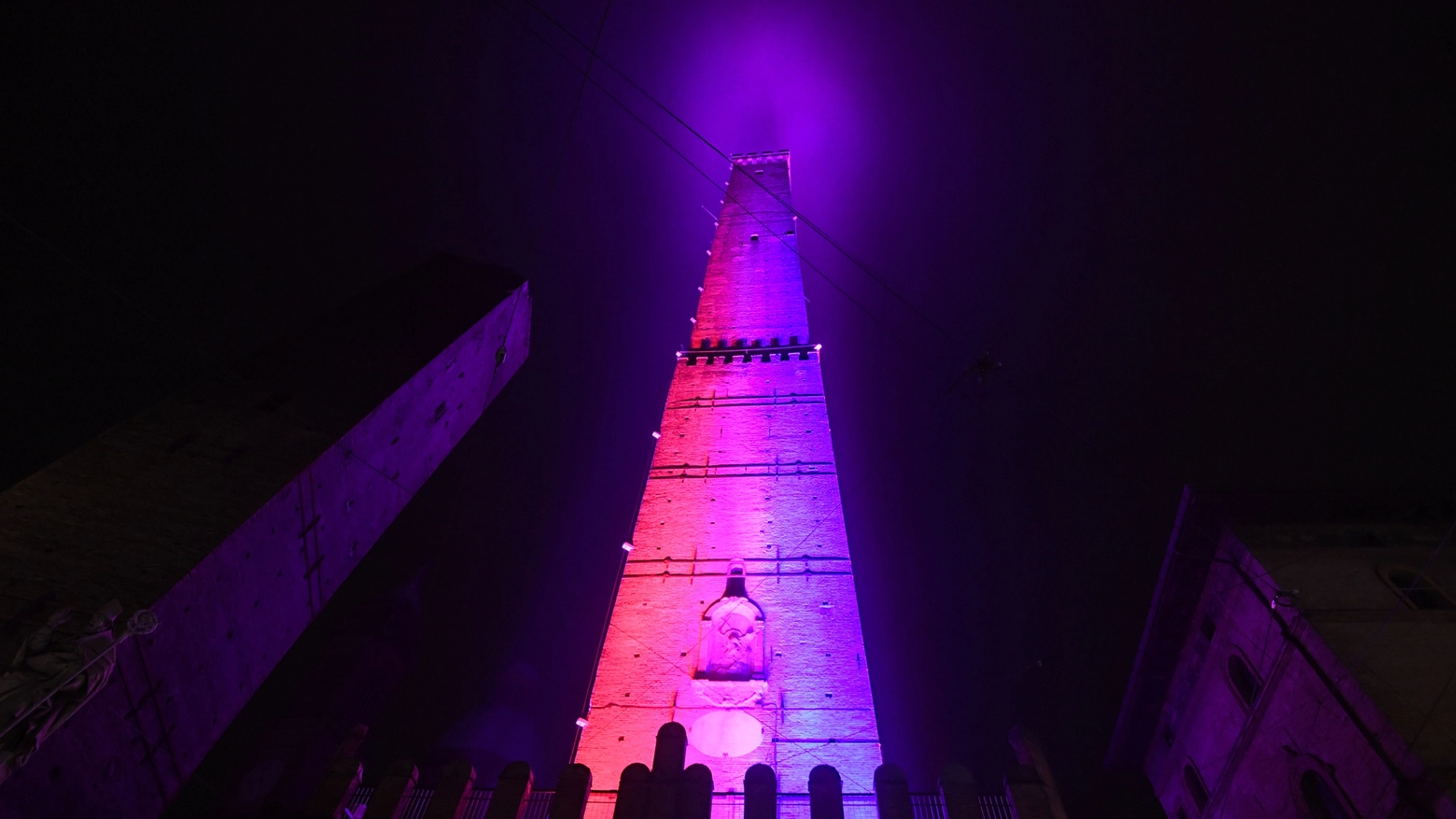 La Torre Asinelli illuminata di rosso e blu in onore della vittoria del Bologna