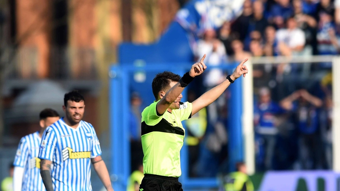 Spal-Sampdoria, l'arbitro indica la Var (Foto Businesspress)
