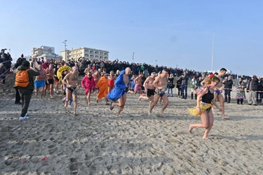Bagno di Capodanno a Riccione: oltre cento persone in mare per festeggiare