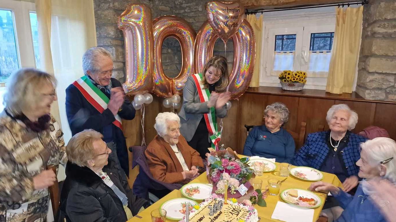 Francesca Pondini e Jader Dardi hanno festeggiato lunedì 29 gennaio i 100 anni di Imelda Zaccarini di Modigliana che, da maggio scorso, vive a San Zeno