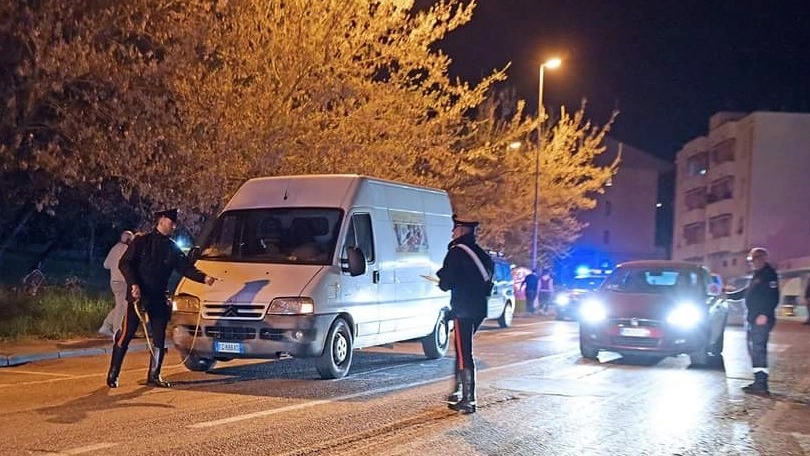 I carabinieri e il furgone che ha investito il pedone (Binci)