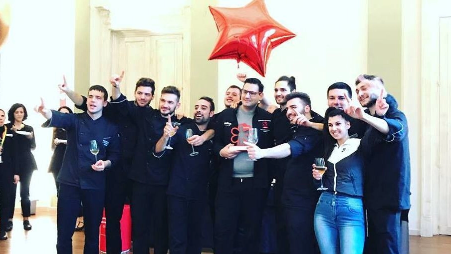 Emanuele Petrosino, al centro, festeggia la stella Michelin e il suo successo personale