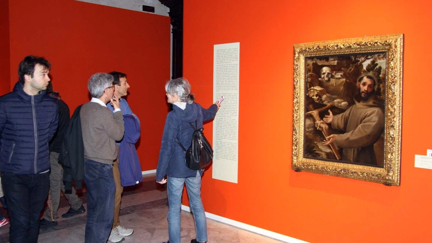 Visitatori alla mostra su San Francesco