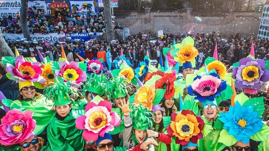 Una vecchia edizione del Carnevale di Fano: la sfilata di febbraio slitta