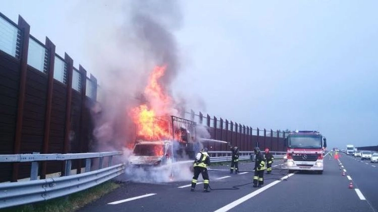 Il furgone in fiamme sull’autostrada al casello di Rimini