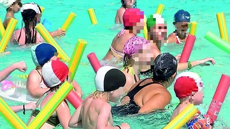 Bambini in piscina, i soccorritori hanno rianimato la piccola