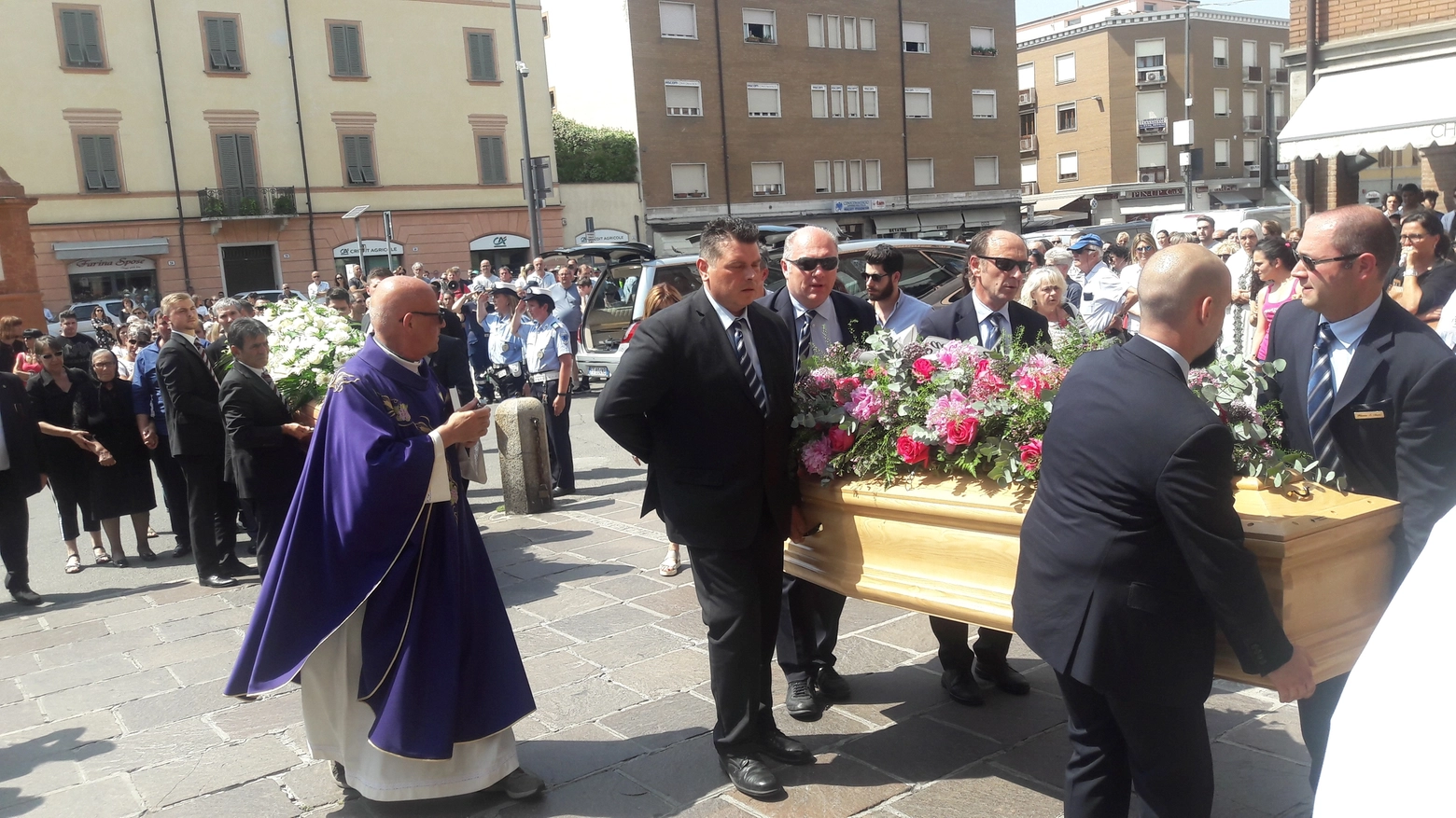 Amiche morte nello schianto in A1, il funerale di Veronica e Otilia (foto Annese)