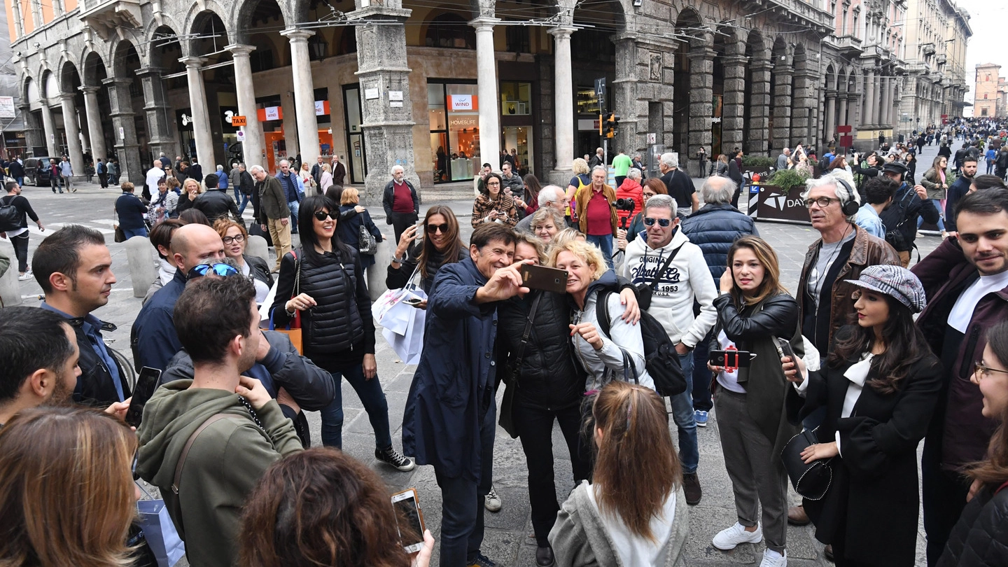 Gianni Morandi sotto le Due Torri a Bologna, l'affetto dei fan (FotoSchicchi)