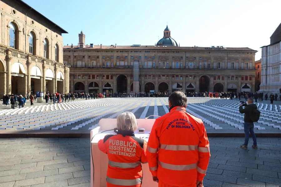 Giornata del ricordo delle vittime del covid in Piazza Maggiore a Bologna
