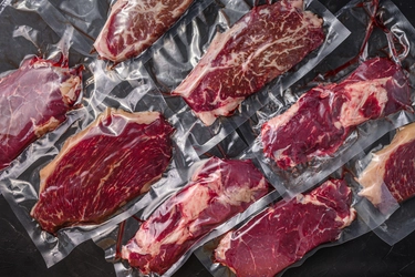 Bologna: prova ad uscire dal supermercato con 38 confezioni di carne senza pagare, presa