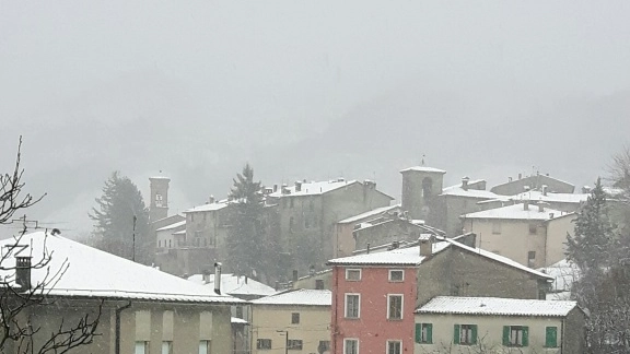 Risveglio con la neve per l'entroterra di Pesaro e Urbino (foto Pisciolini)