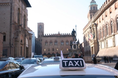 Sciopero dei taxi oggi a Bologna: ecco perché