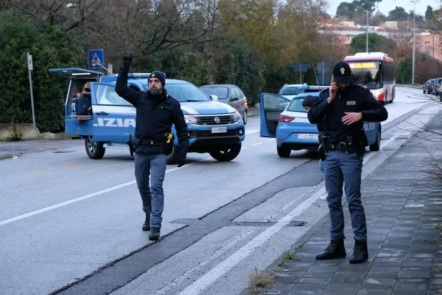 Sparatoria ad Ancona: poliziotto fuori servizio esplode due colpi e ferisce un ragazzo (foto Antic)