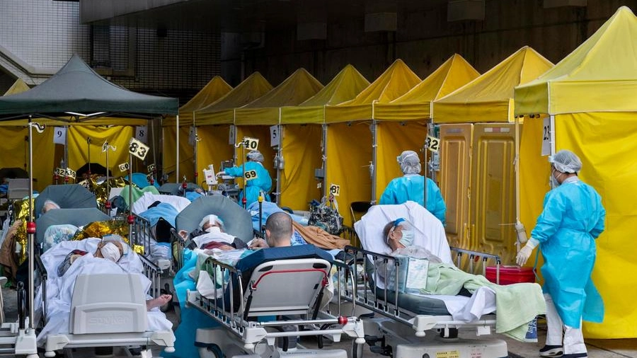 Pazienti Covid lasciati all'esterno degli ospedali a Hong Kong (Ansa)