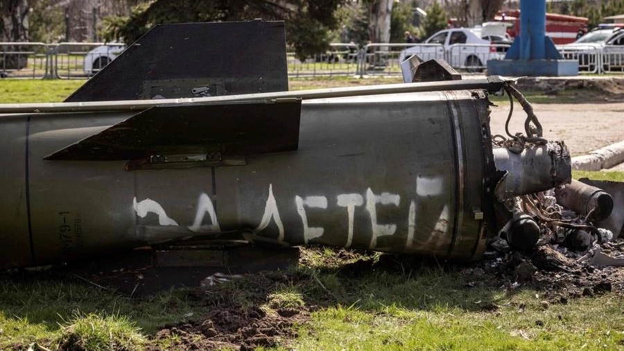 Il missile sotto accusa con la famigerata scritta caduto a Kramatorsk