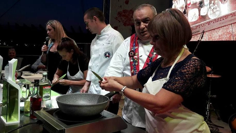 Ai fornelli durante un cooking show del Festival internazionale del brodetto 2016 