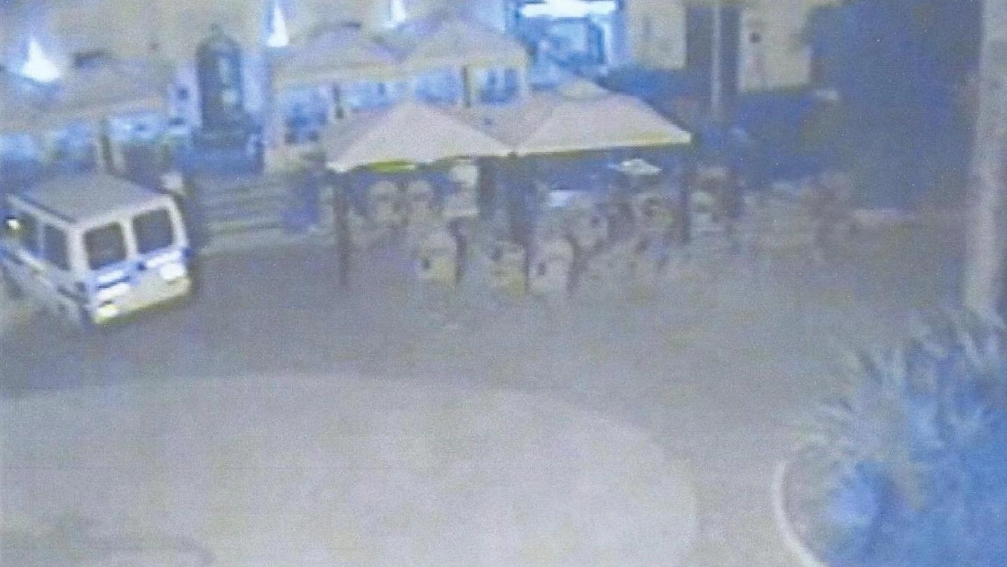 Numana (Ancona), il Fiat Doblò della polizia locale oggetto dell’atto vandalico in un’immagine delle telecamere di videosorveglianza