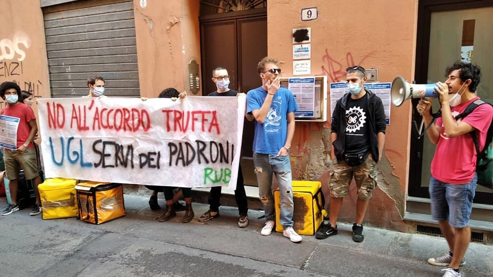 La protesta dei Riders in via Santa Margherita (Foto Dire)