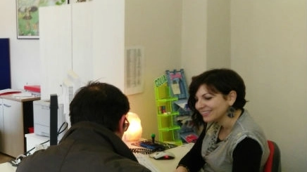 Un utente parla con una operatrice al Centro per l'impiego di Pesaro 