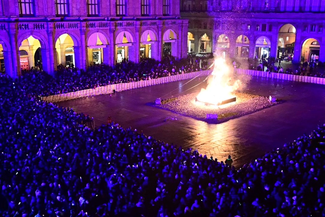 Lo spettacolare incendio del Vecchione di Igort in piazza Maggiore a Bologna