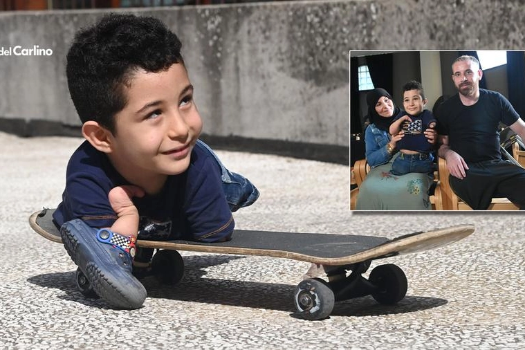 Il piccolo Mustafà con lo skateboard e a destra con papà e mamma