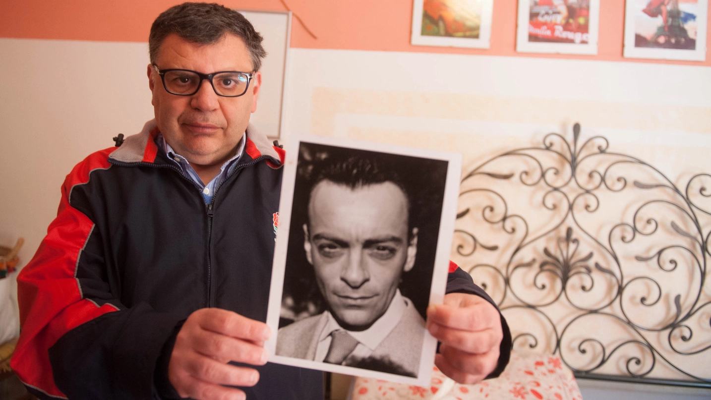 Sergio Carabellò mostra la foto del fratello Biagio, scomparso il 23 novembre 2015 (Schicchi)