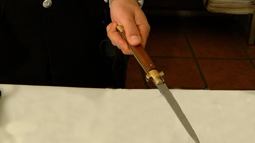 Un carabiniere mostra un coltello a serramanico (foto archivio)