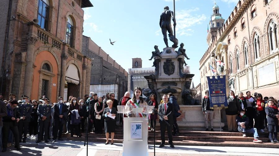 La commemorazione del 25 aprile a Bologna: piazza Maggiore (Fotoschicchi)
