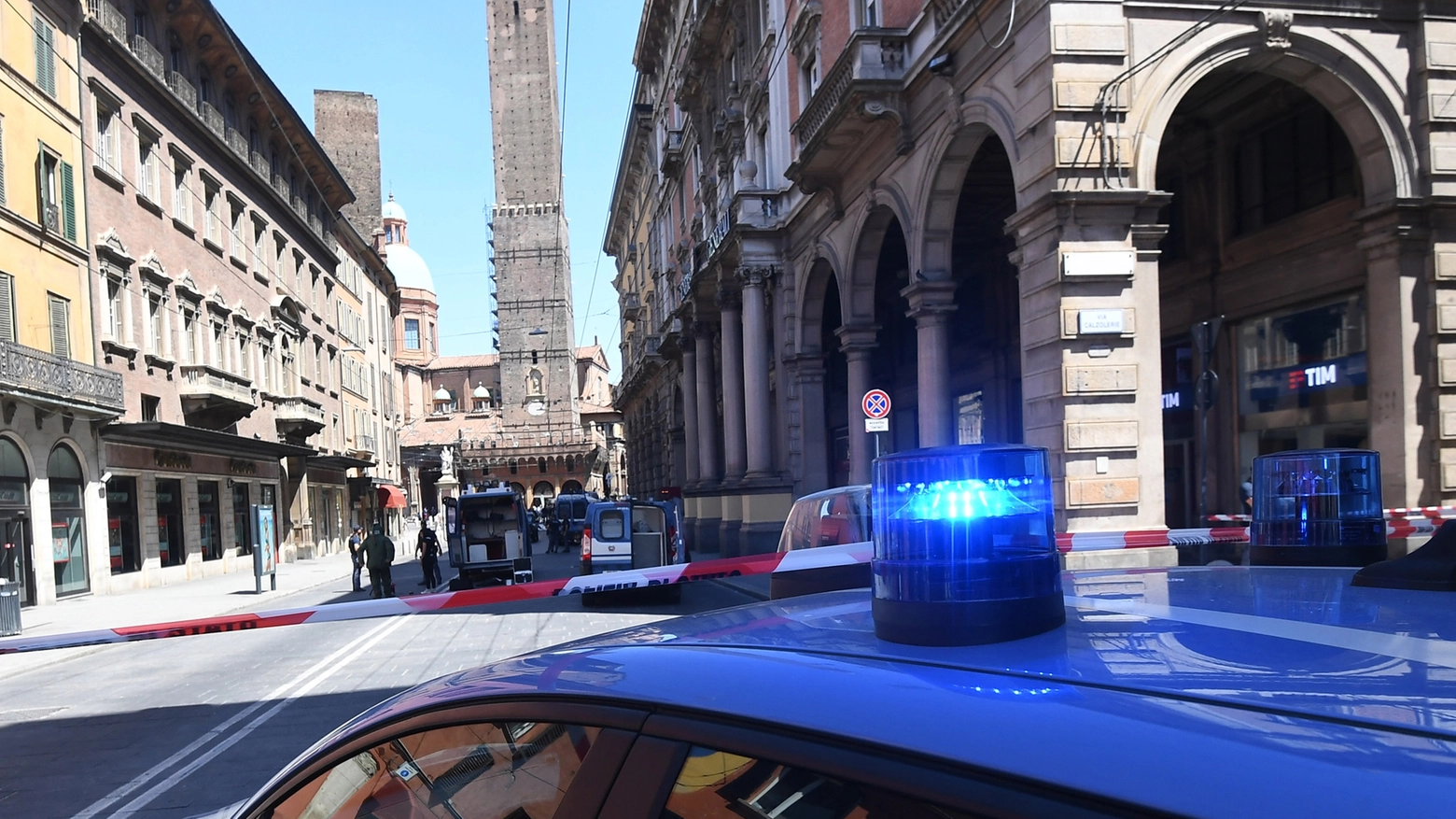 Via Rizzoli chiusa per l'allarme bomba (foto Schicchi)