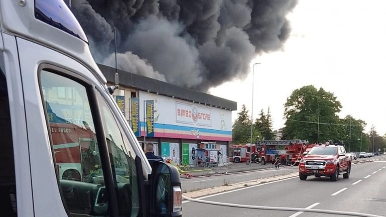 Incendio oggi a Parma, l’appello del sindaco Guerra: “Chiudete le finestre”