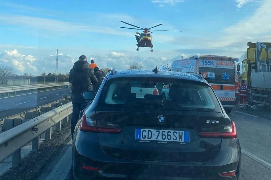 L'arrivo dell'elicottero sulla superstrada