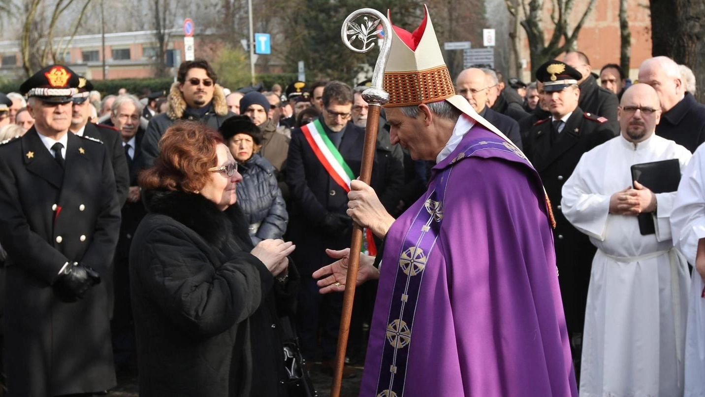 L’arcivescovo di Bologna Matteo Zuppi saluta la mamma di Otello Stefanini, durante la commemorazione al Pilastro