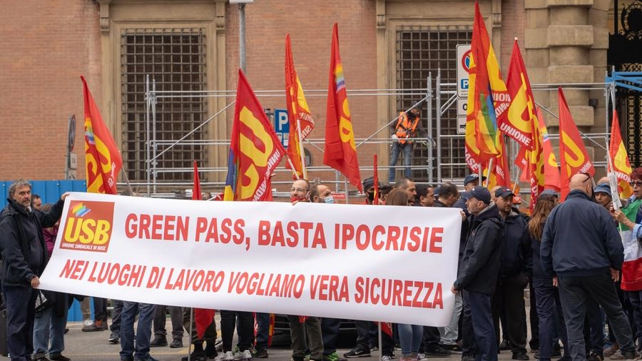 Green pass Bologna, autisti protestano davanti alla Prefettura
