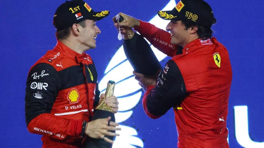 Leclerc e Sainz festeggiano il podio Ferrari in Bahrain (Ansa)