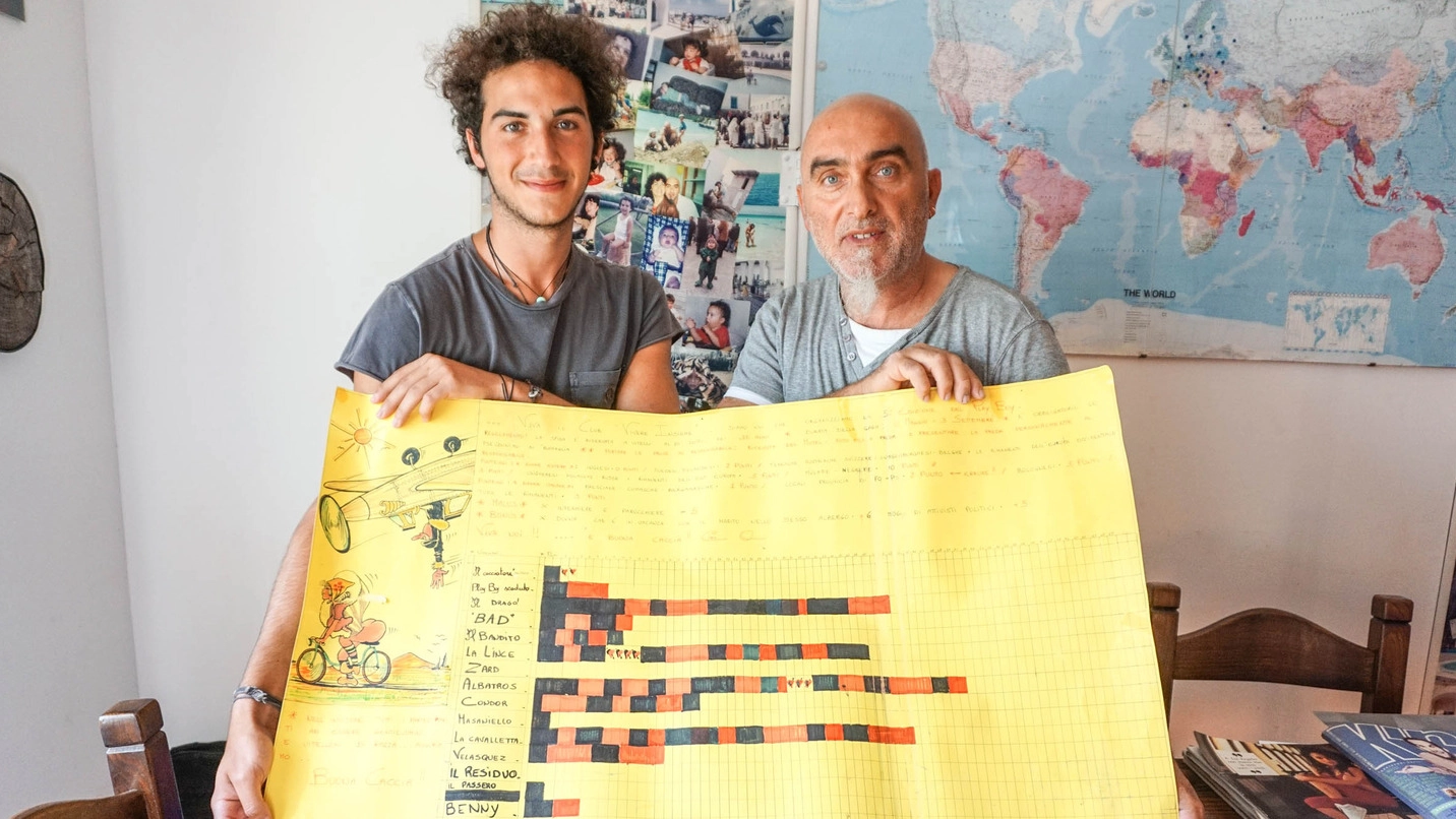 Ivo Mattioli assieme al figlio mentre mostra orgoglioso il tabellone del concorso