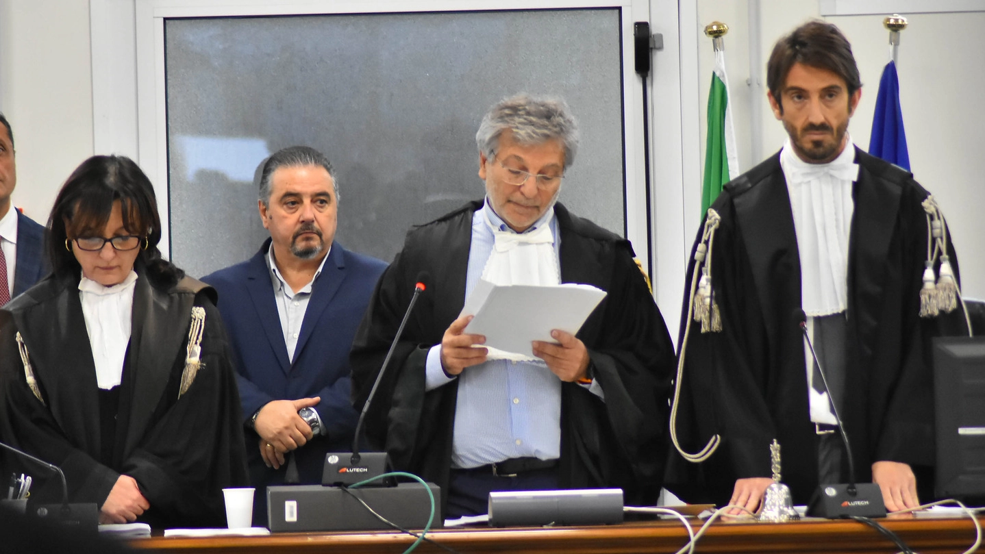 I tre giudici nell’aula bunker di Aemilia, al centro Francesco Caruso