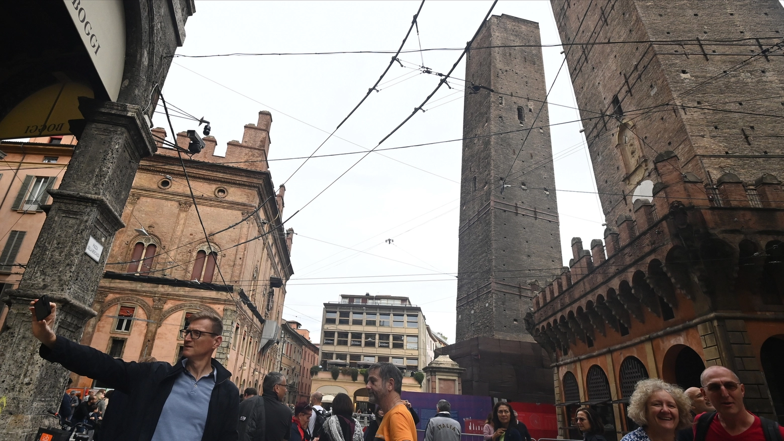 La torre Garisenda ha un problema strutturale: rivoluzionata la mobilità per l'accesso al centro storico. Ecco cosa cambia e cosa potrebbe cambiare
