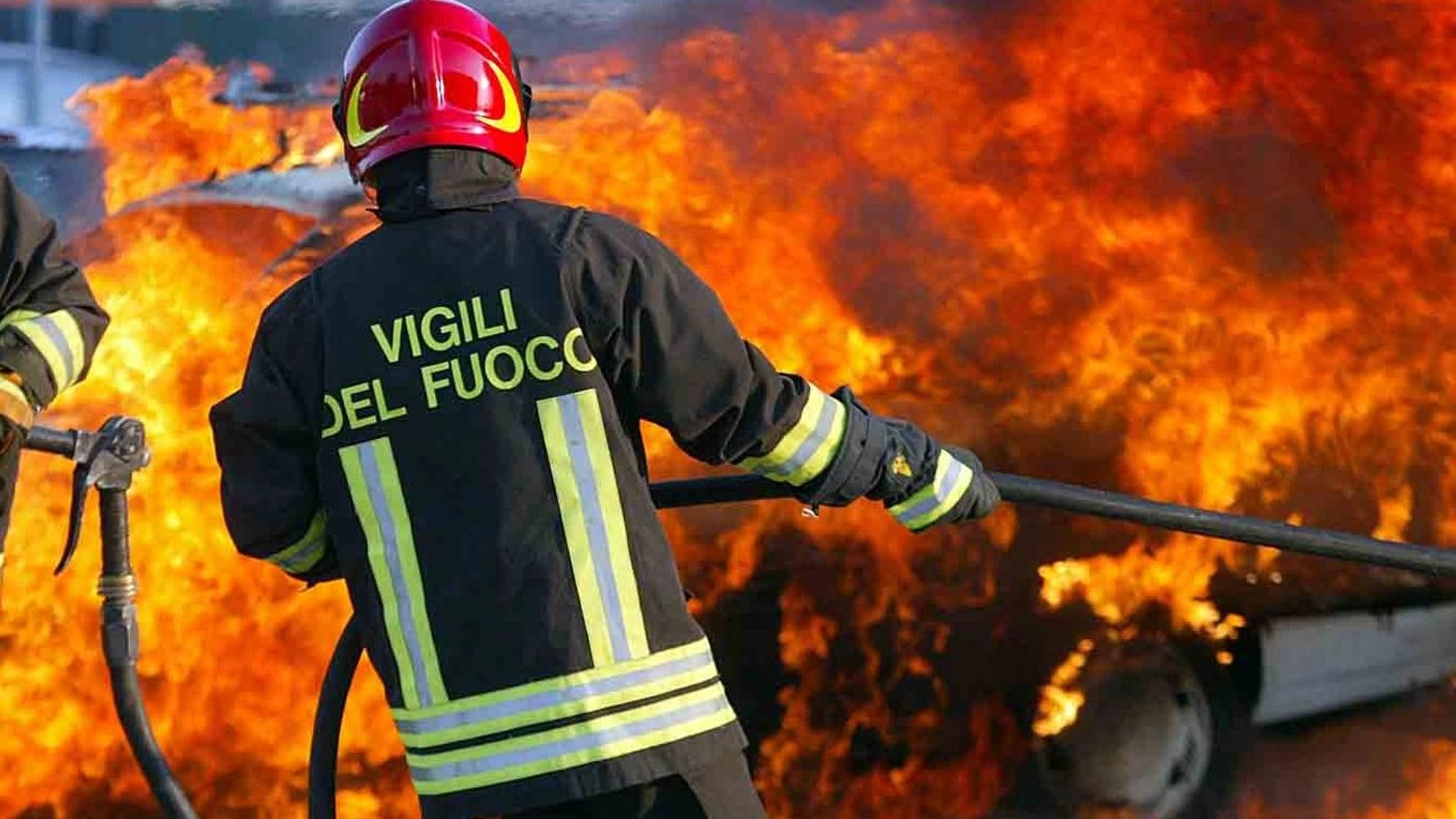 Auto a fuoco, vigili del fuoco al lavoro (Foto di repertorio Germogli)