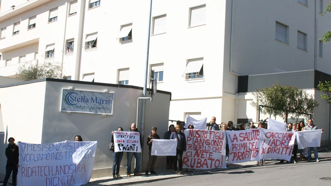 La Stella Maris durante la protesta dei dipendenti (Sgattoni)