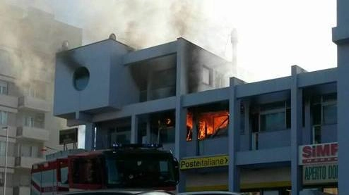 Ancona, incendio nel centro commerciale di Torrette